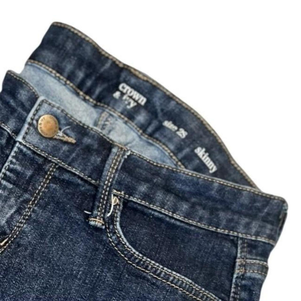 Crown & Ivy Women's Blue and Navy Jeans 2 Short
